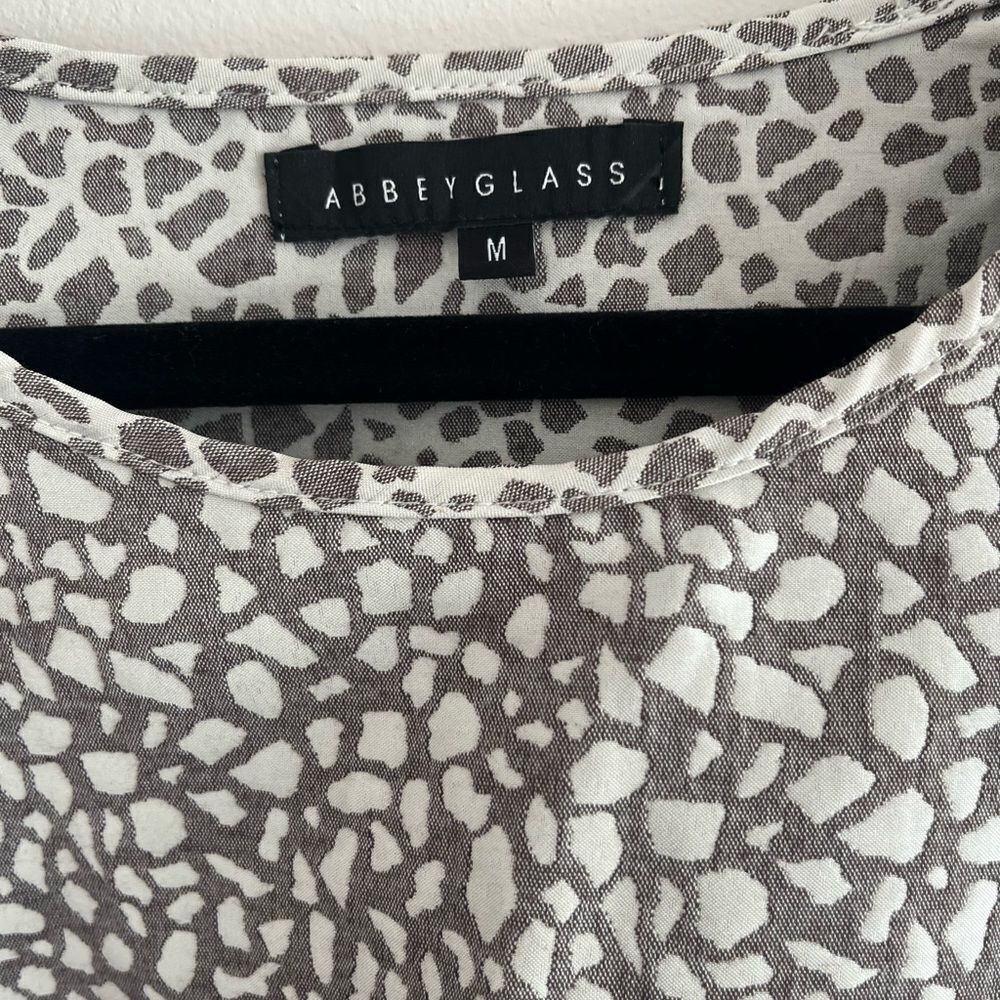 Abbey Glass M Silver Animal Print Blouse - Picture 2 of 5